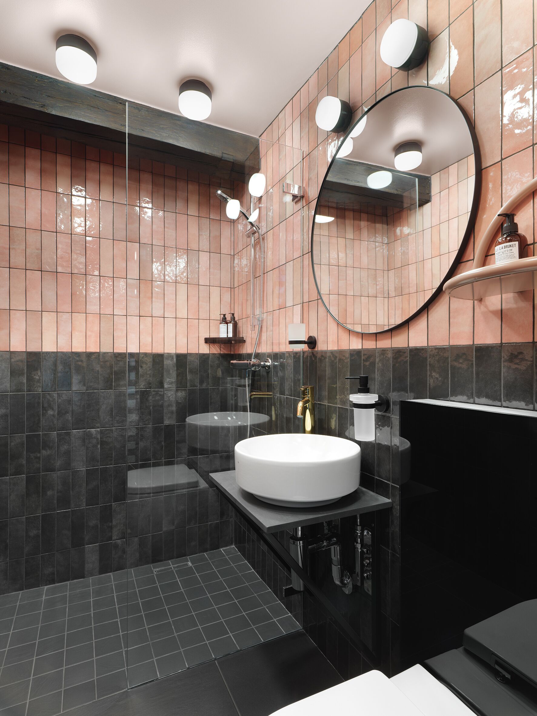 Double Room Superior | Badkamer | Gratis toiletartikelen, een haardroger, handdoeken, zeep