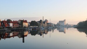Una orilla tranquila del agua con edificios reflejándose.