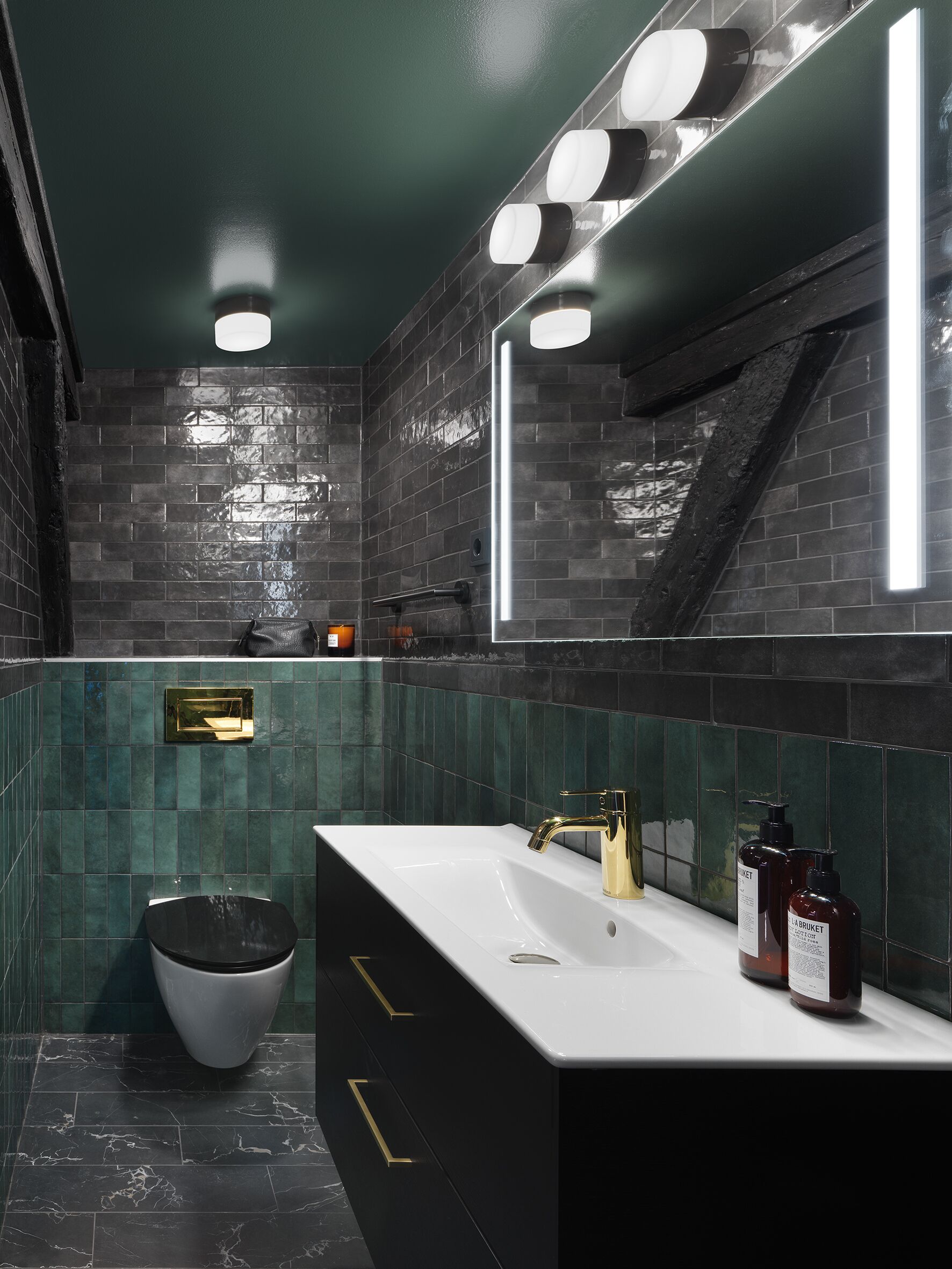 double room superior | bathroom | free toiletries, hair dryer, towels, soap