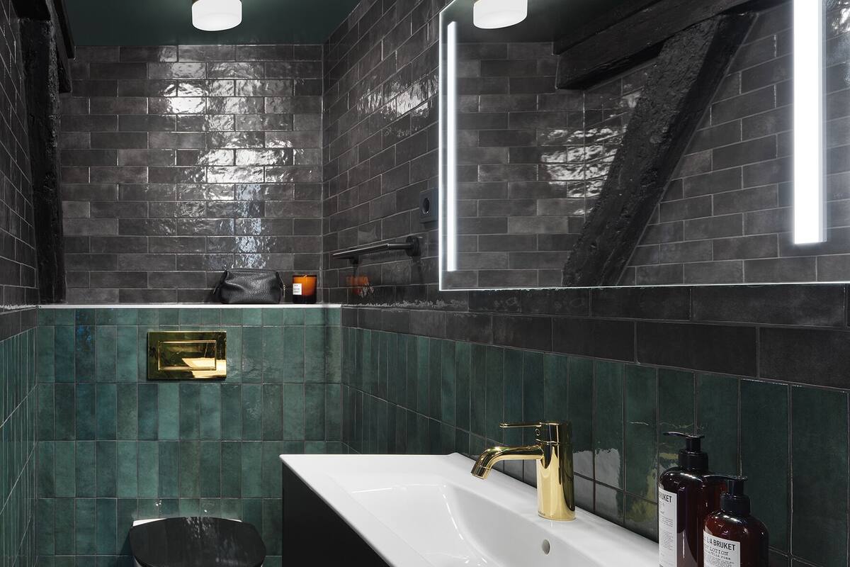 double room superior | bathroom | free toiletries, hair dryer, towels, soap