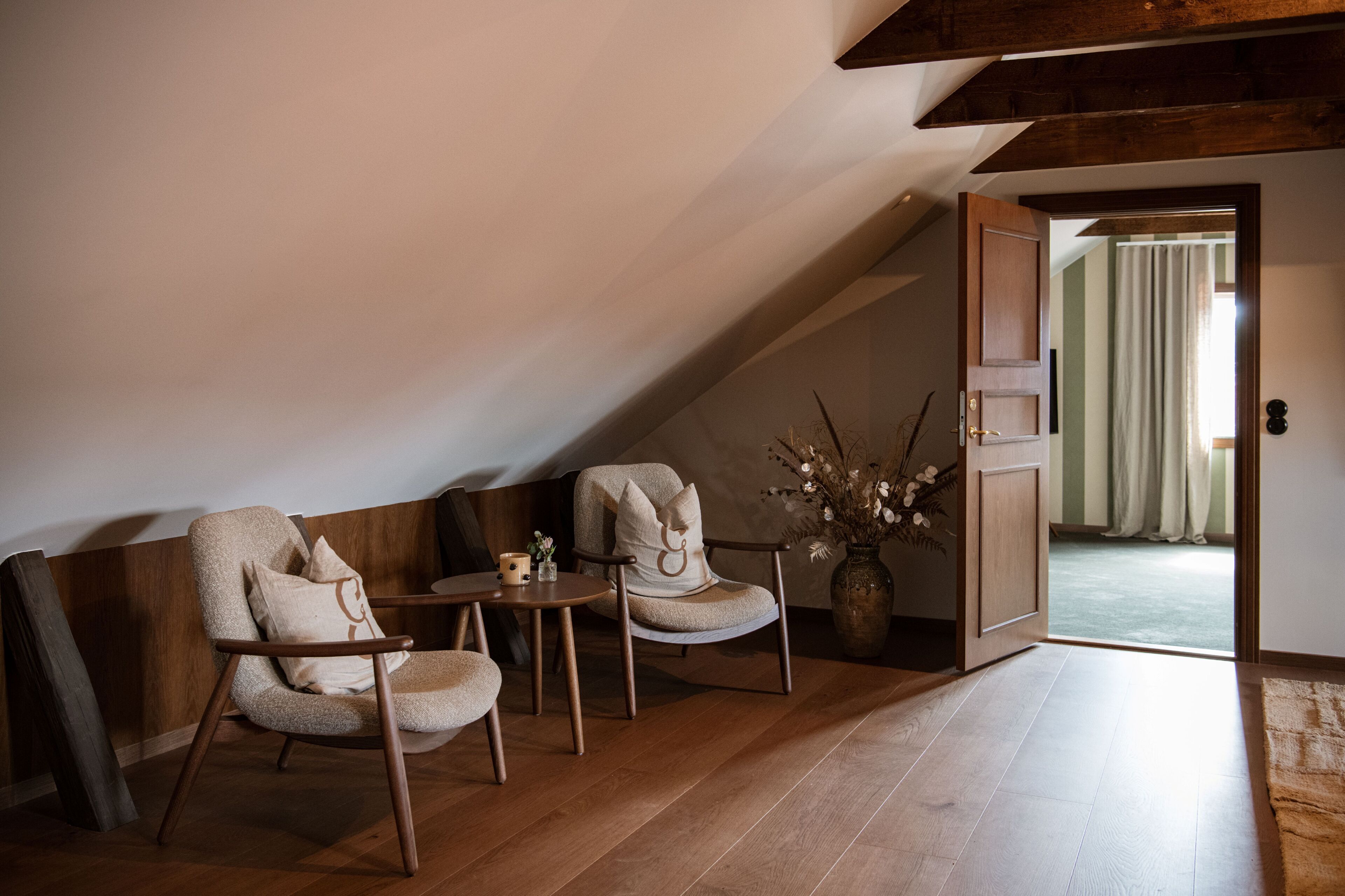 Decoración personalizada, muebles diferentes y cortinas blackout 