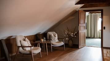 Decoración personalizada, muebles diferentes y cortinas blackout