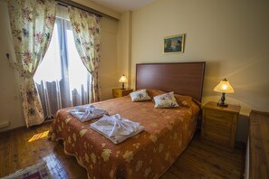 Frigobar (abastecido com alguns itens grátis), escrivaninha