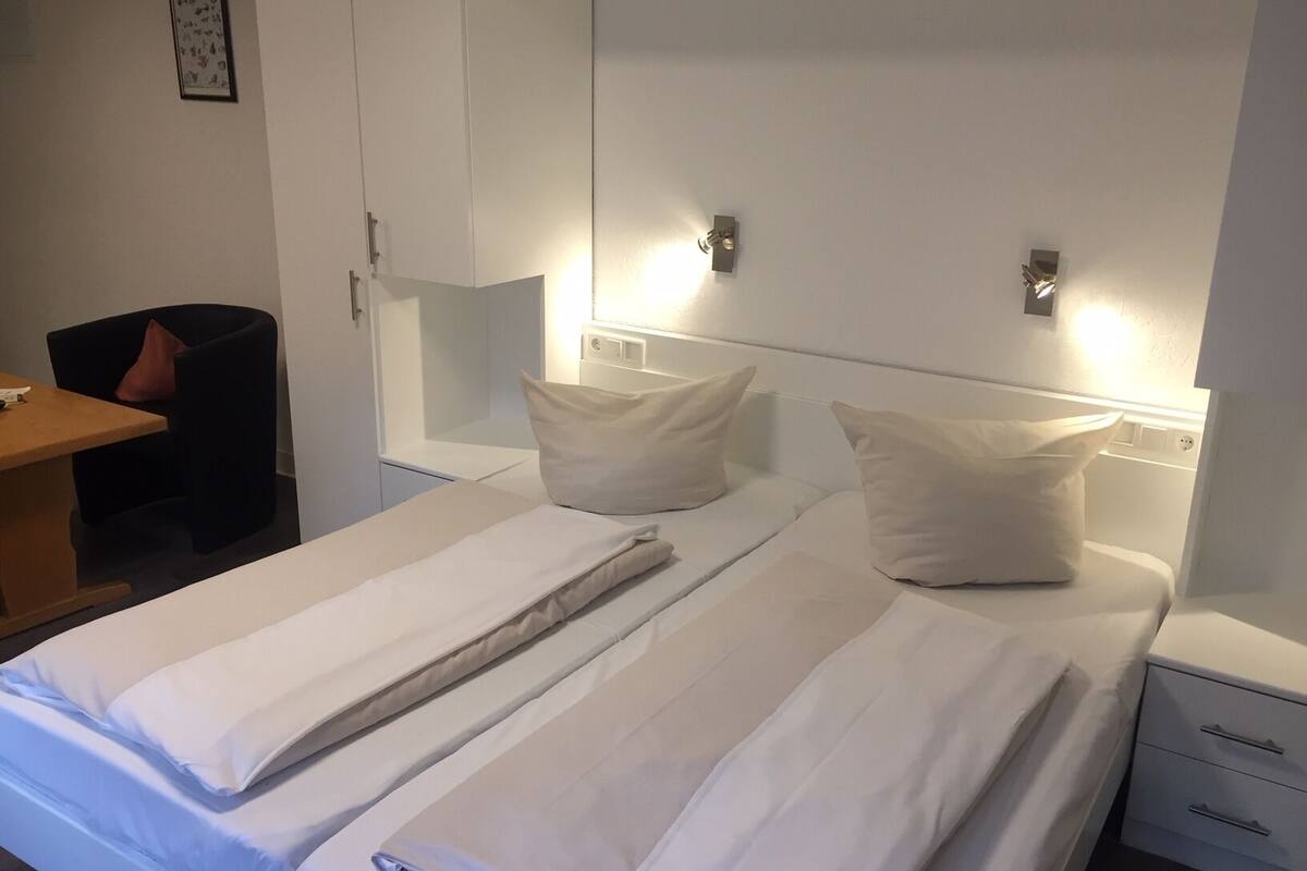 economy double room | room amenity