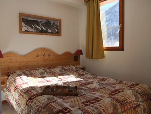 Soundproofing, iron/ironing board, bed sheets