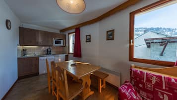 Apartment, 1 Bedroom (6) | Private kitchen | Fridge, microwave, dishwasher, coffee/tea maker