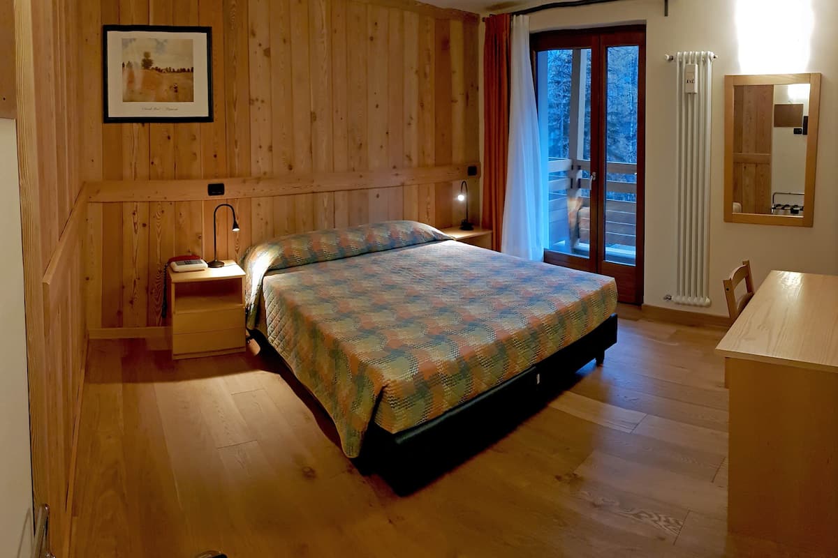 Chambre Simple Deluxe | Coffres-forts dans les chambres, bureau, rideaux occultants