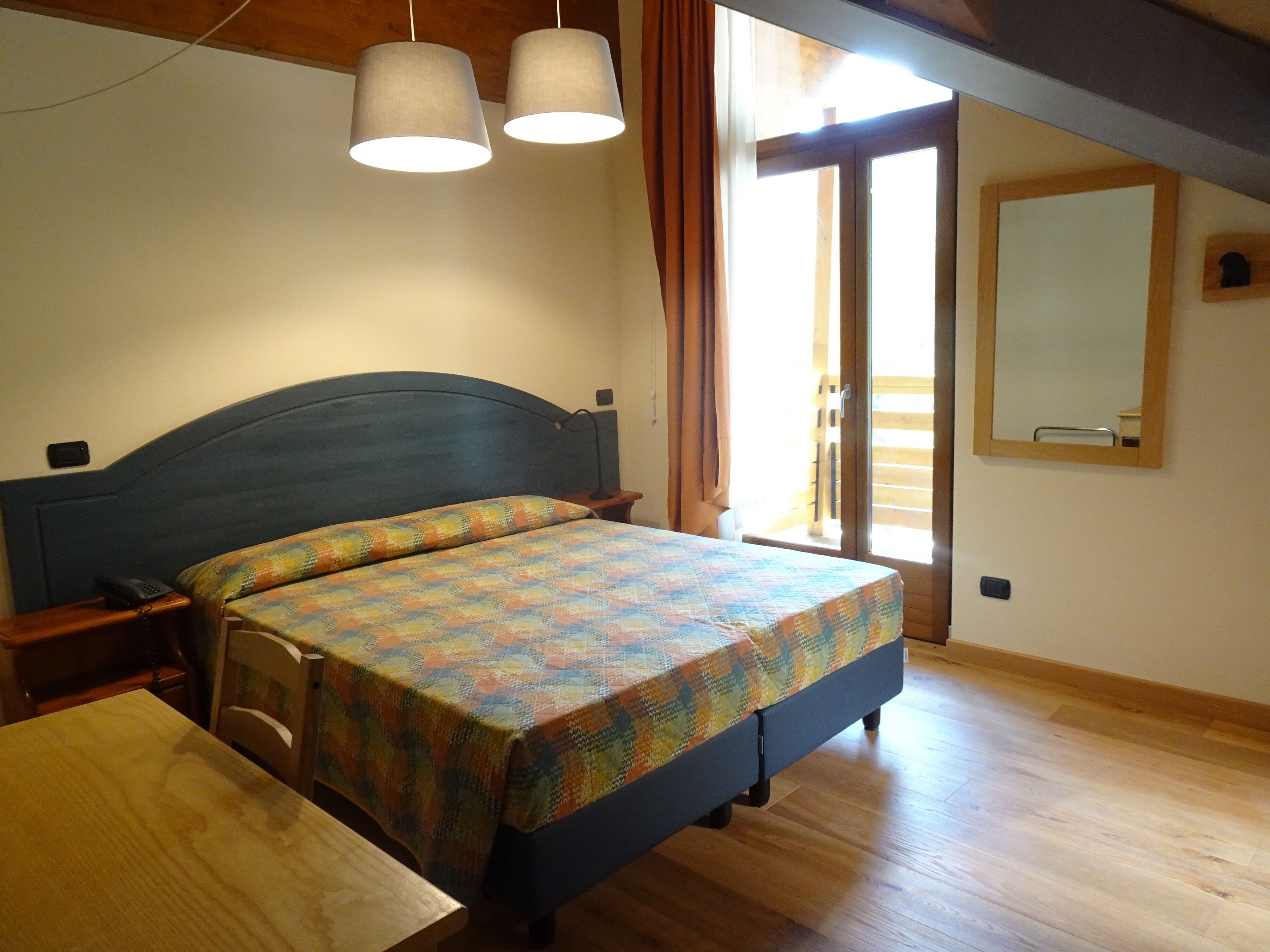 deluxe single room | in-room safe, desk, blackout curtains, cots/infant beds