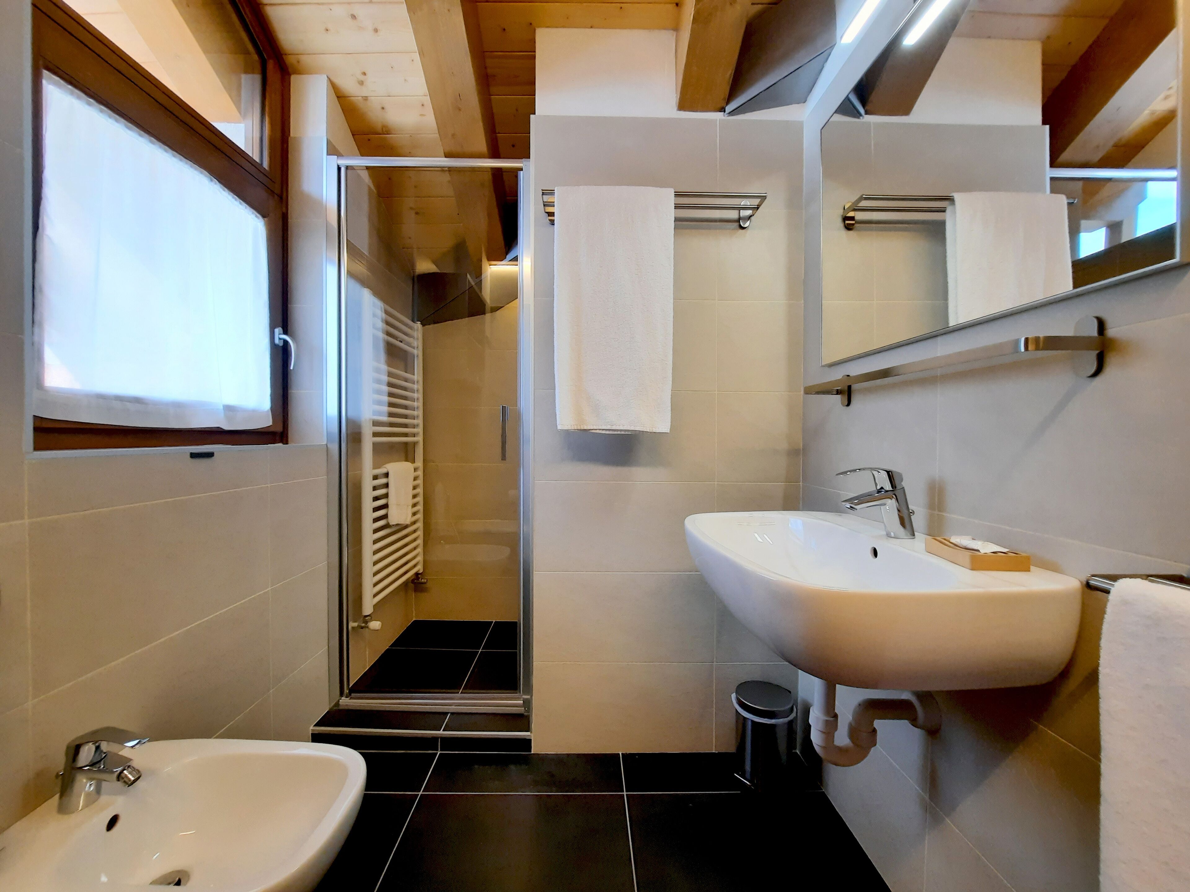 deluxe single room | bathroom | shower, free toiletries, hair dryer, bidet