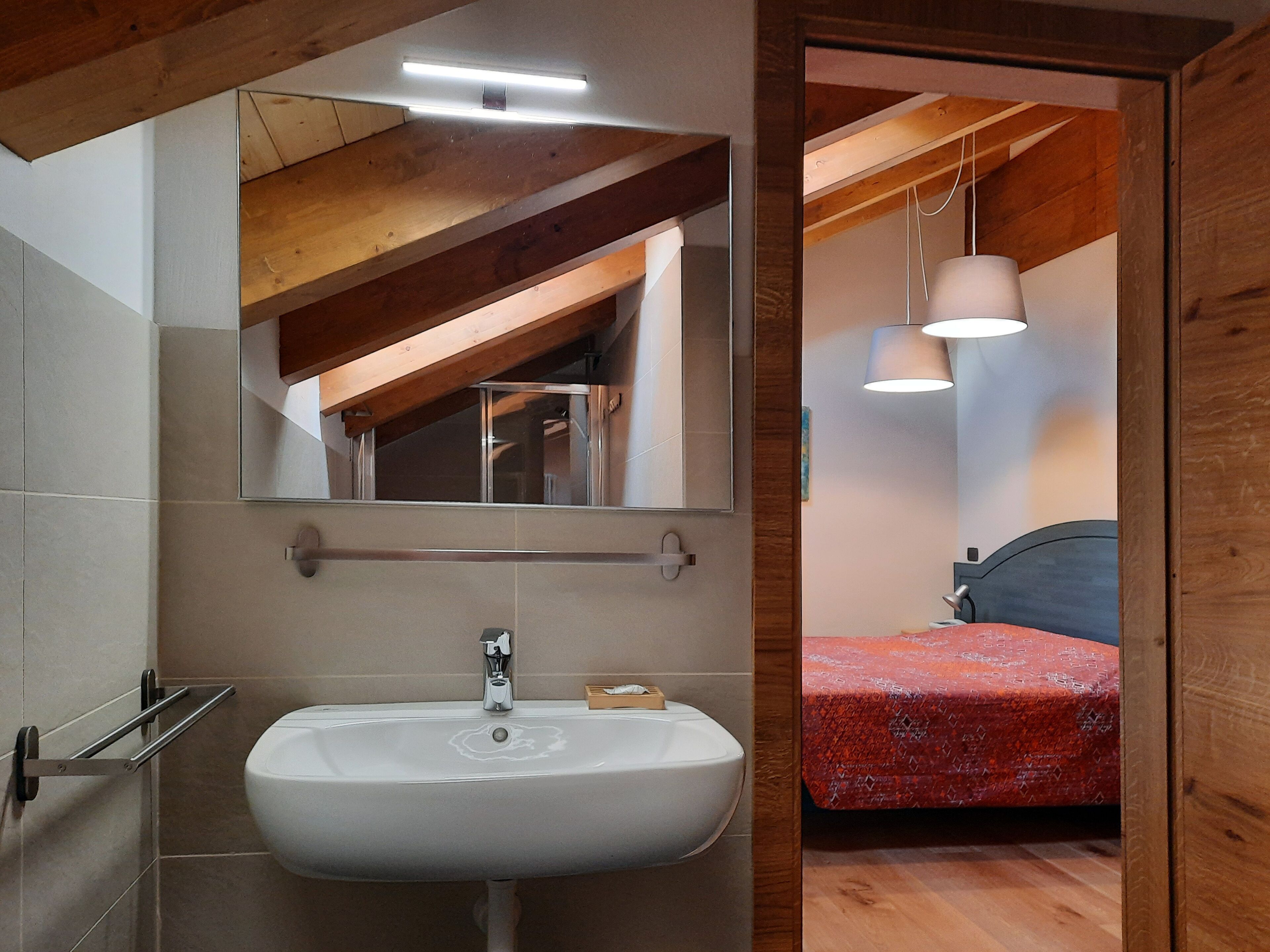 classic double room | bathroom | shower, free toiletries, hair dryer, bidet