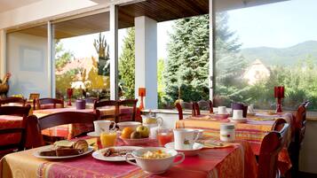 Tägliches Frühstücksbuffet (14.00 EUR pro Person)