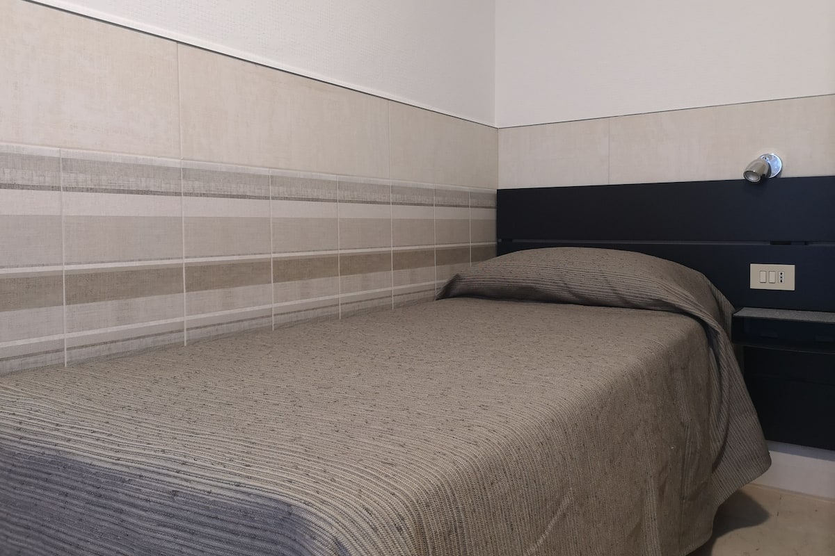 Singola Basic, bagno condiviso | Una cassaforte in camera, con stile personalizzato