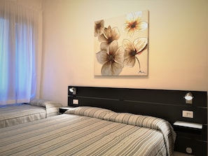 Standard Triple Room, Ensuite | In-room safe, individually decorated, individually furnished - Hotel Rossi (Venice)