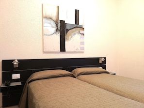Standard-Doppel- oder -Zweibettzimmer, mit Bad | Zimmersafe, individuell dekoriert, individuell eingerichtet
