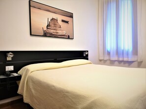 Habitación estándar con 1 cama doble o 2 individuales, baño privado | Caja fuerte, decoración individual, mobiliario individual