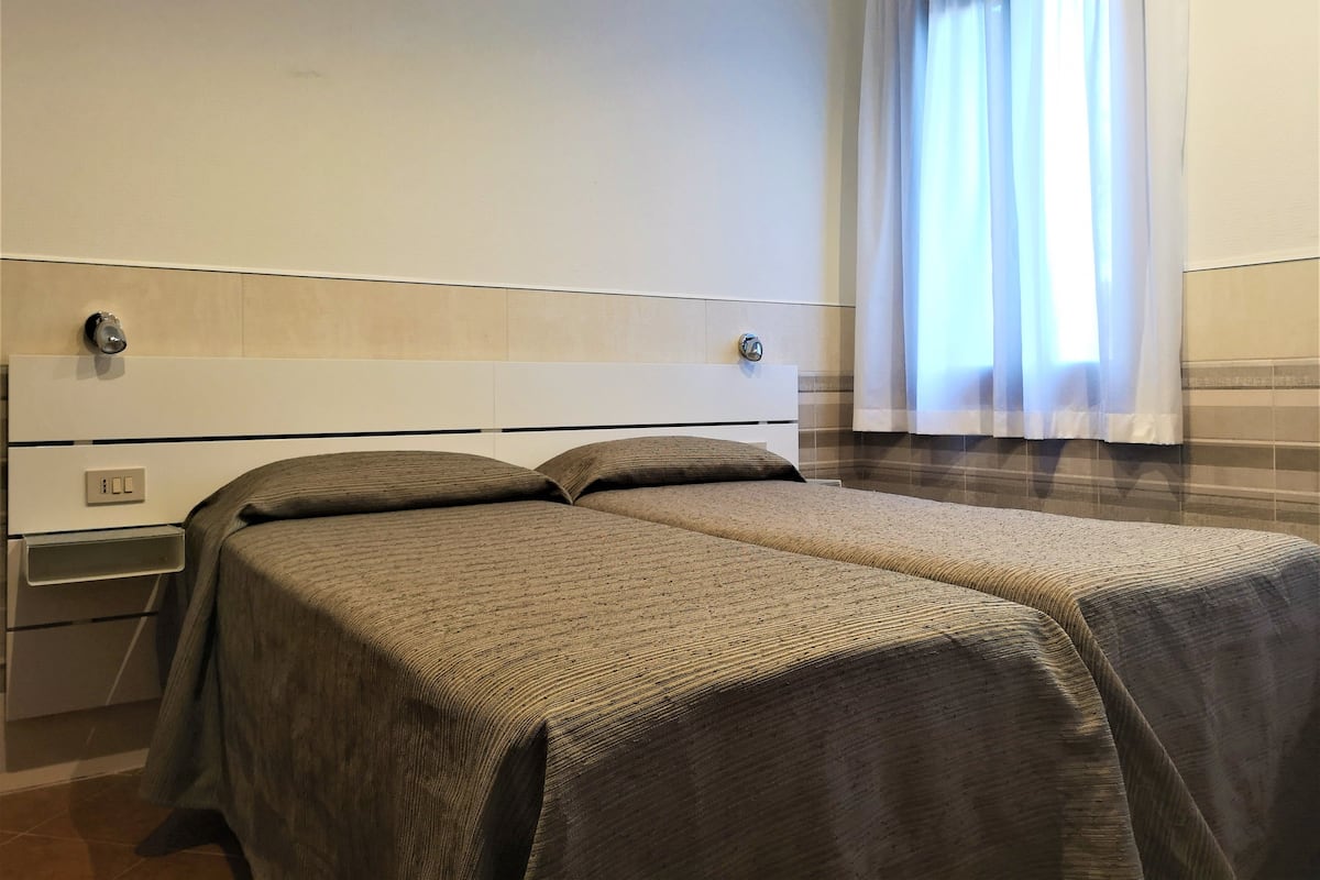 Doppia Basic, bagno condiviso | Una cassaforte in camera, con stile personalizzato