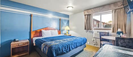 Chambre, 1 grand lit, accessible aux personnes à mobilité réduite, non-fumeur | Système d’insonorisation, accès au Wi-Fi (inclus), literie fournie