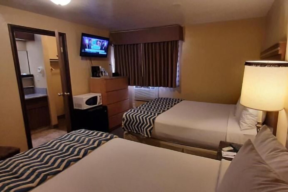 Desk, soundproofing, WiFi (free), bed sheets