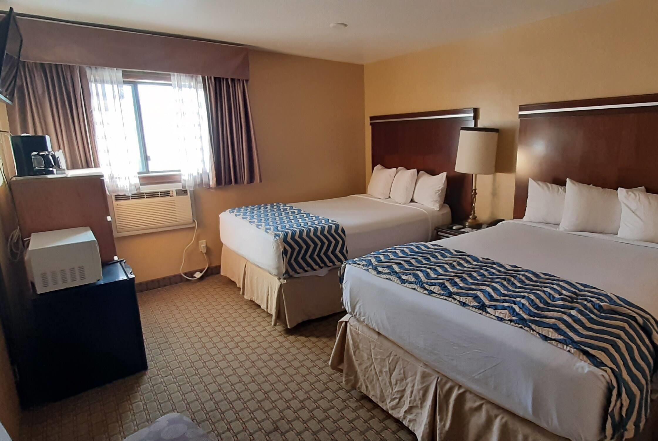 Quarto, para não fumantes (2 FullBeds) | Quartos à prova de som, Wi-Fi de cortesia, roupa de cama