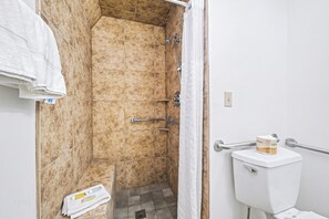 Đồ dùng nhà tắm miễn phí, máy sấy tóc, khăn tắm 