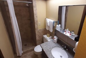 Produtos de toalete grátis, secador de cabelo, toalhas de banho 