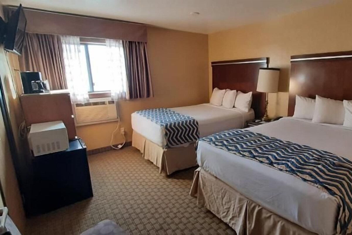 Desk, soundproofing, WiFi (free), bed sheets
