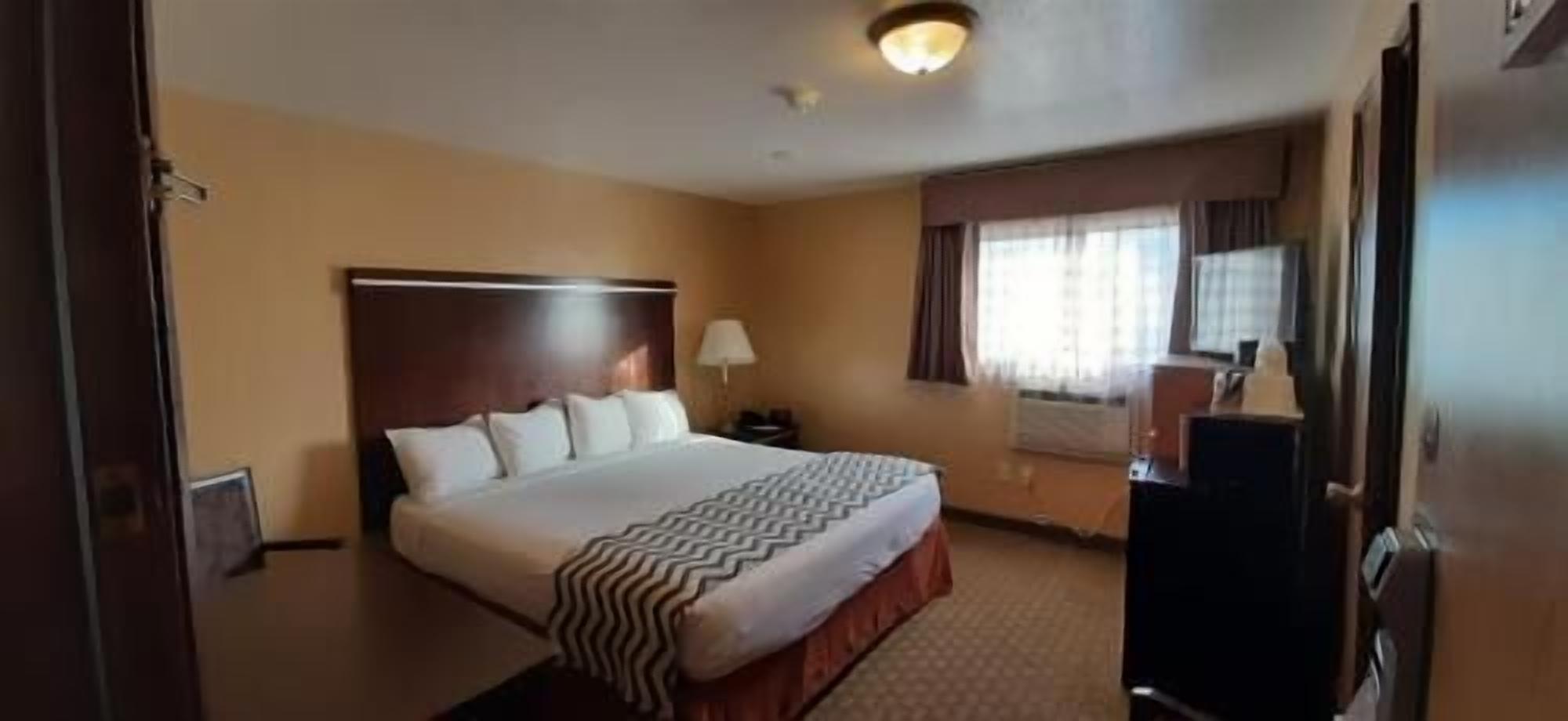 Desk, soundproofing, free WiFi, bed sheets