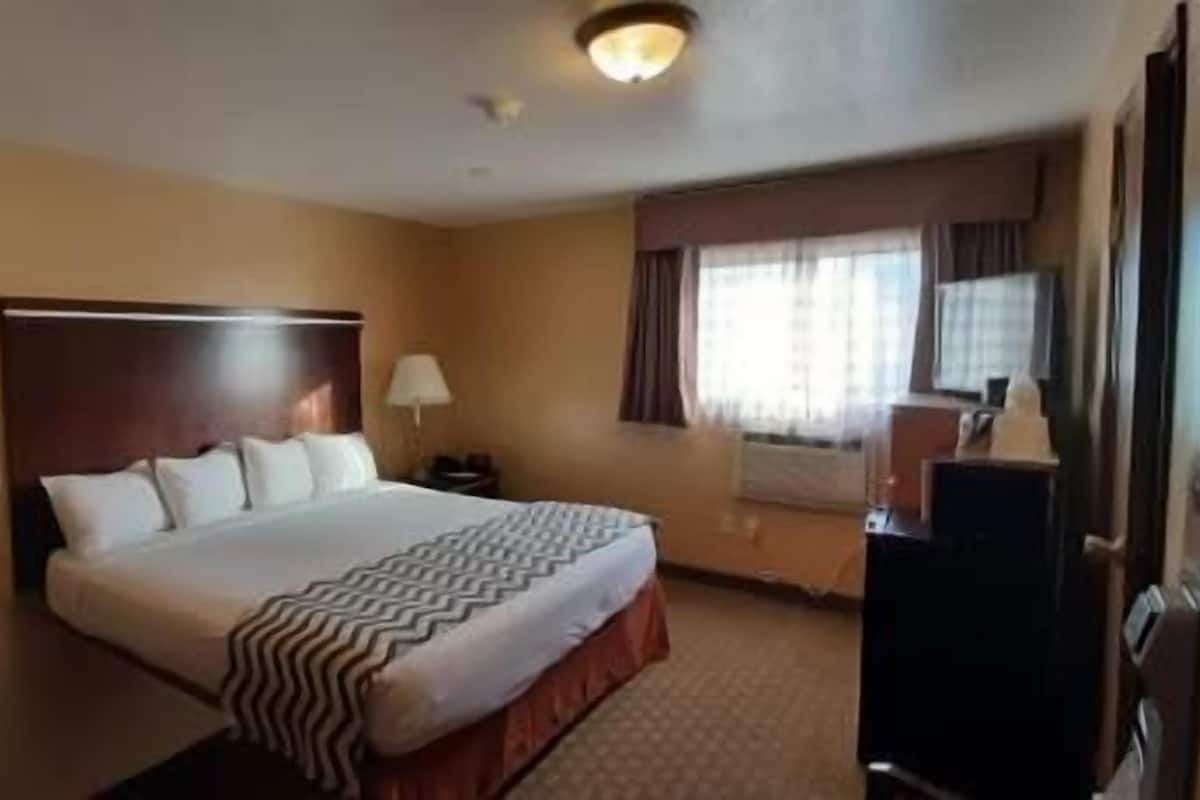 Desk, soundproofing, free WiFi, bed sheets
