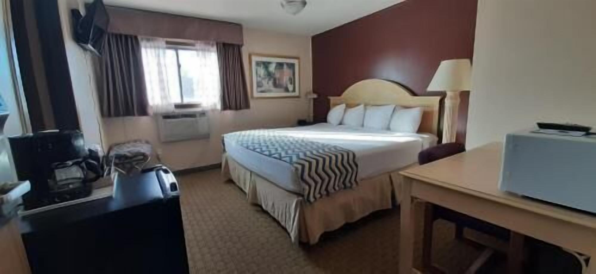 Desk, soundproofing, free WiFi, bed sheets