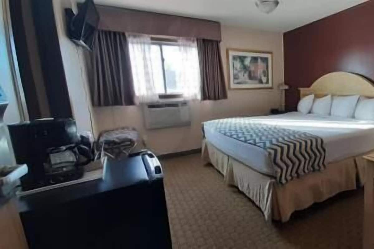 Desk, soundproofing, free WiFi, bed sheets