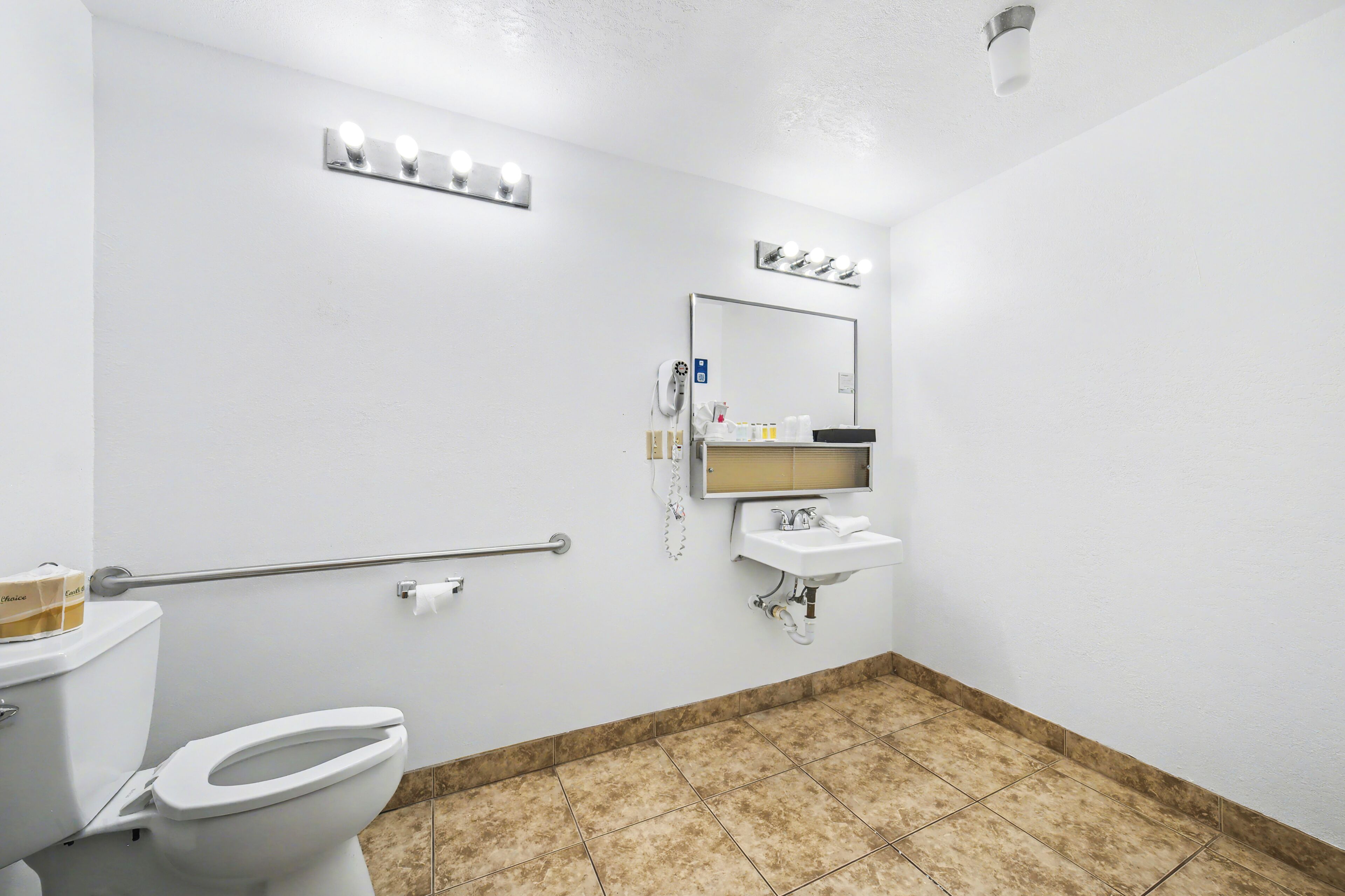 Rom, 1 queensize-seng, tilgjengelighetstilpasset, ikke-røyk | Bad | Toalettartikler (inkludert), hårføner og håndklær