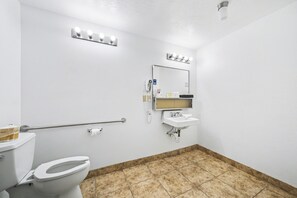 Room, 1 Queen Bed, Accessible, Non Smoking | Bathroom - Travelodge by Wyndham Kanab (Kanab)