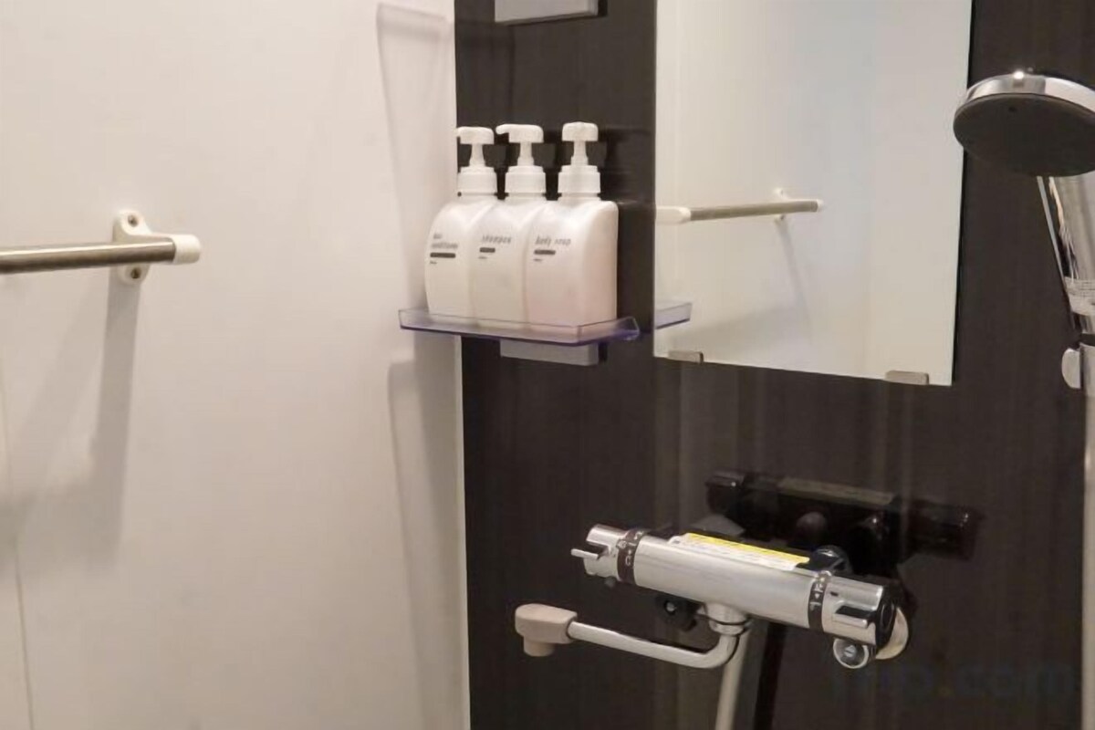 Baño | Artículos de higiene personal gratuitos, secador de pelo y zapatillas
