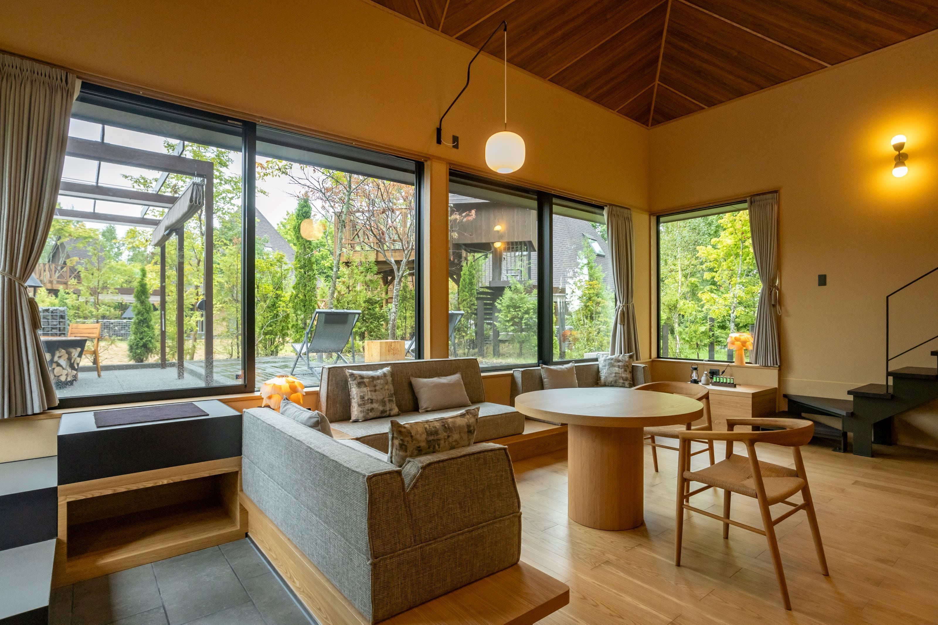 セーフティボックス (室内)、デスク、遮光カーテン、WiFi (無料)