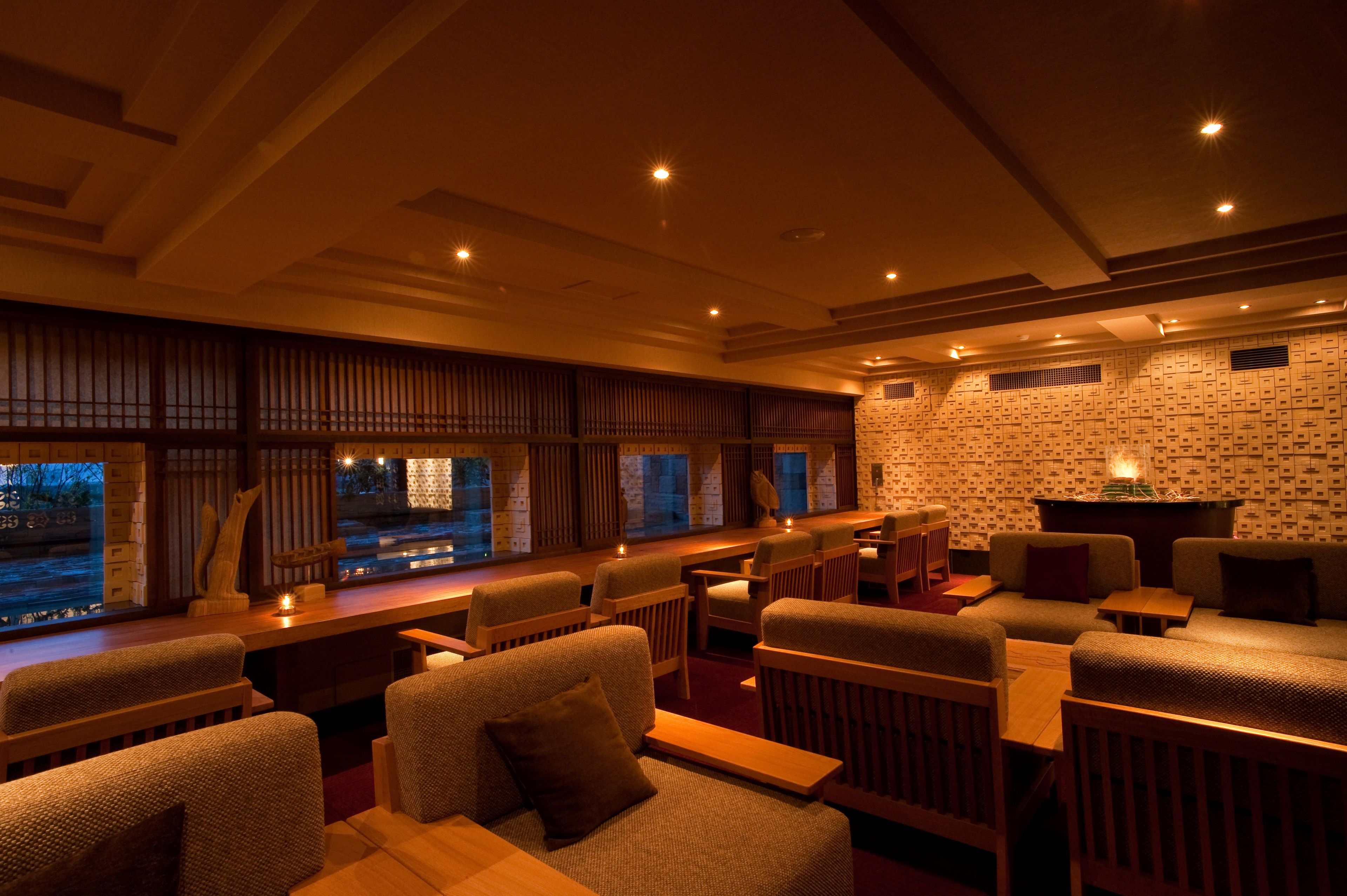 Un salón con poca luz, muebles de madera y chimenea.