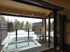 传统房无烟带水疗设施 | 客房内保险箱、办公桌、免费 WiFi、床单