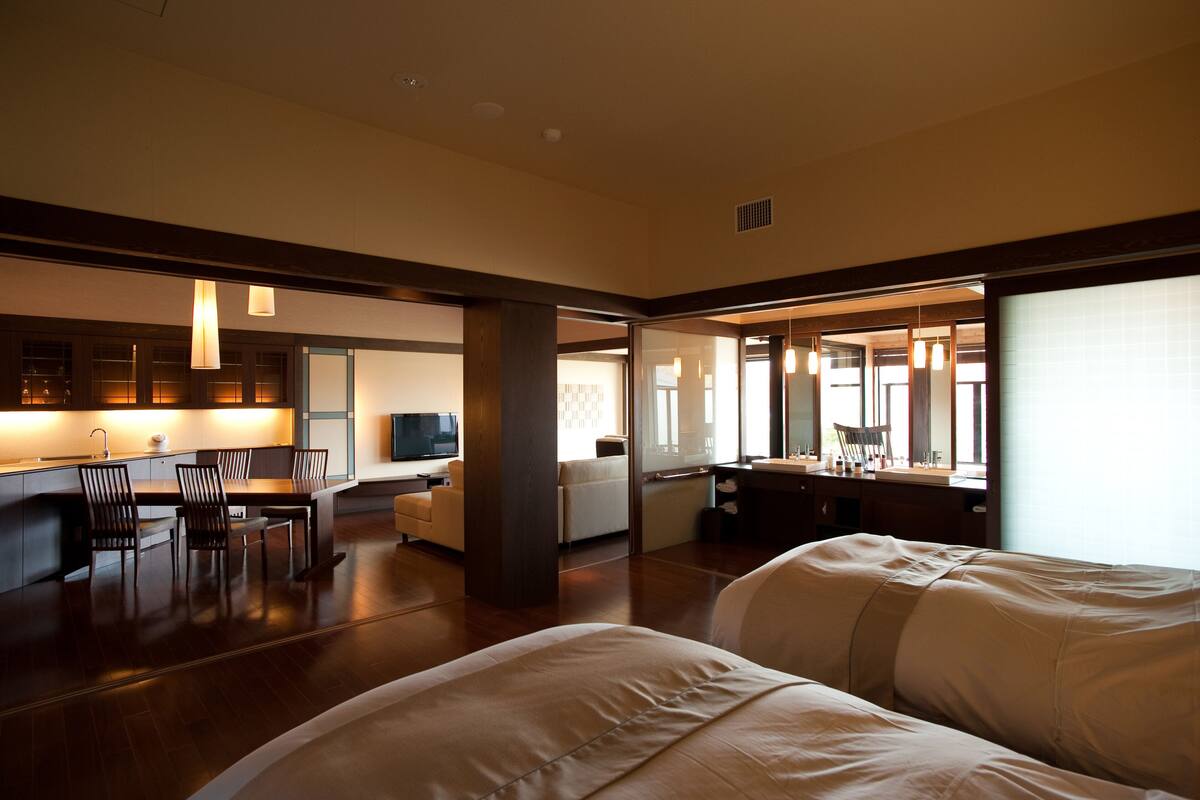 Suite Premier (OpenAirHotSpring, Dinner@ Restaurant) | Caja fuerte, escritorio, wifi gratis y despertador