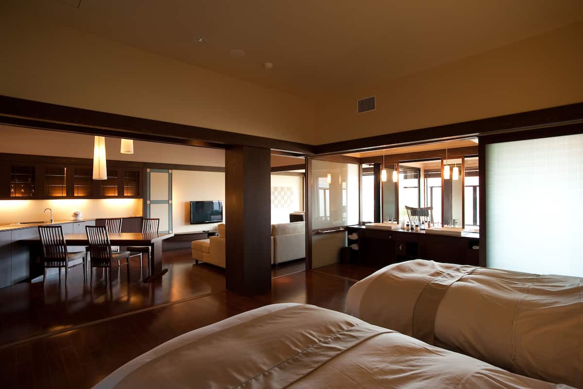 1 habitación, caja de seguridad en la habitación y escritorio