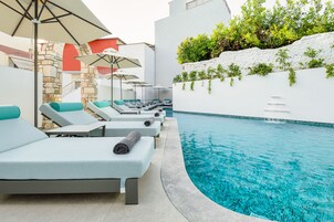 Una piscina al aire libre de temporada