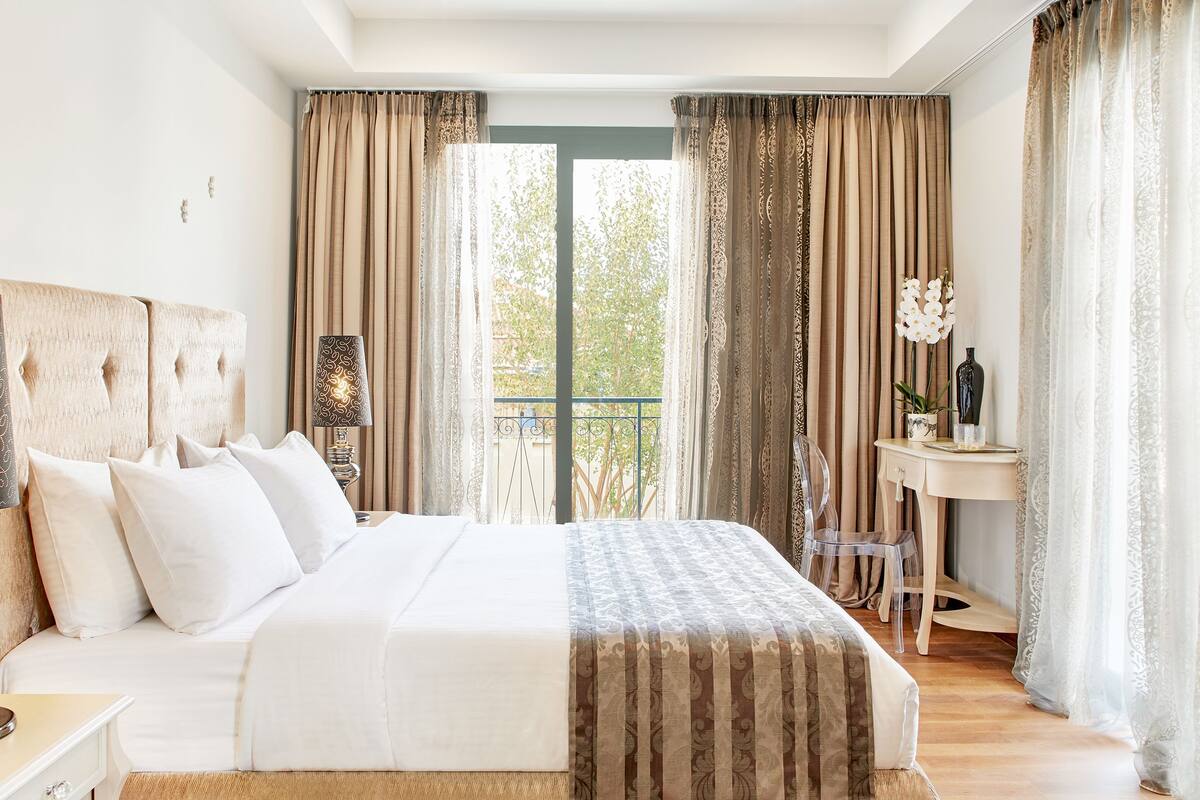 premium bedding, minibar, in-room safe, desk