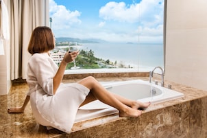 Habitación sénior, 1 cama de matrimonio grande, vistas al mar (King) | Baño | Ducha, artículos de higiene personal gratuitos y secador de pelo