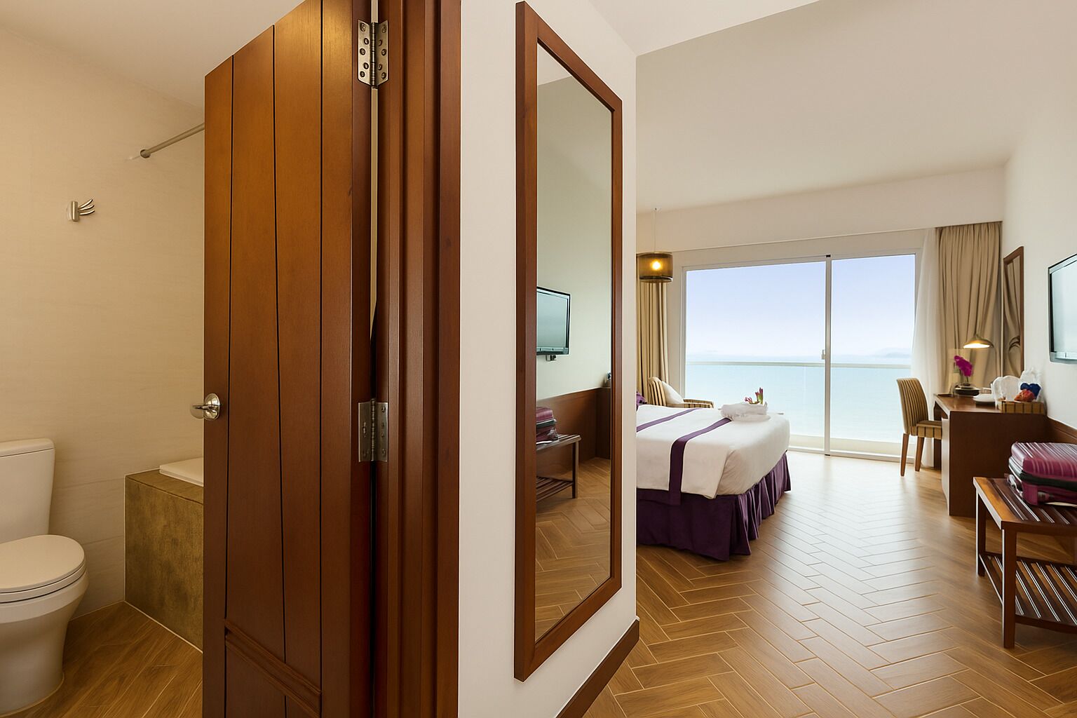 Junior Deluxe Ocean View King | Bathroom | Shower, free toiletries, hair dryer, bathrobes