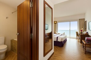 Junior Deluxe Ocean View King | Bathroom | Shower, free toiletries, hair dryer, bathrobes - TTC Hotel - Michelia (Nha Trang)