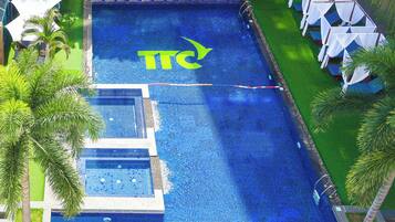 Ulkouima-allas avoinna 7.00–17.00, aurinkovarjoja, aurinkotuoleja