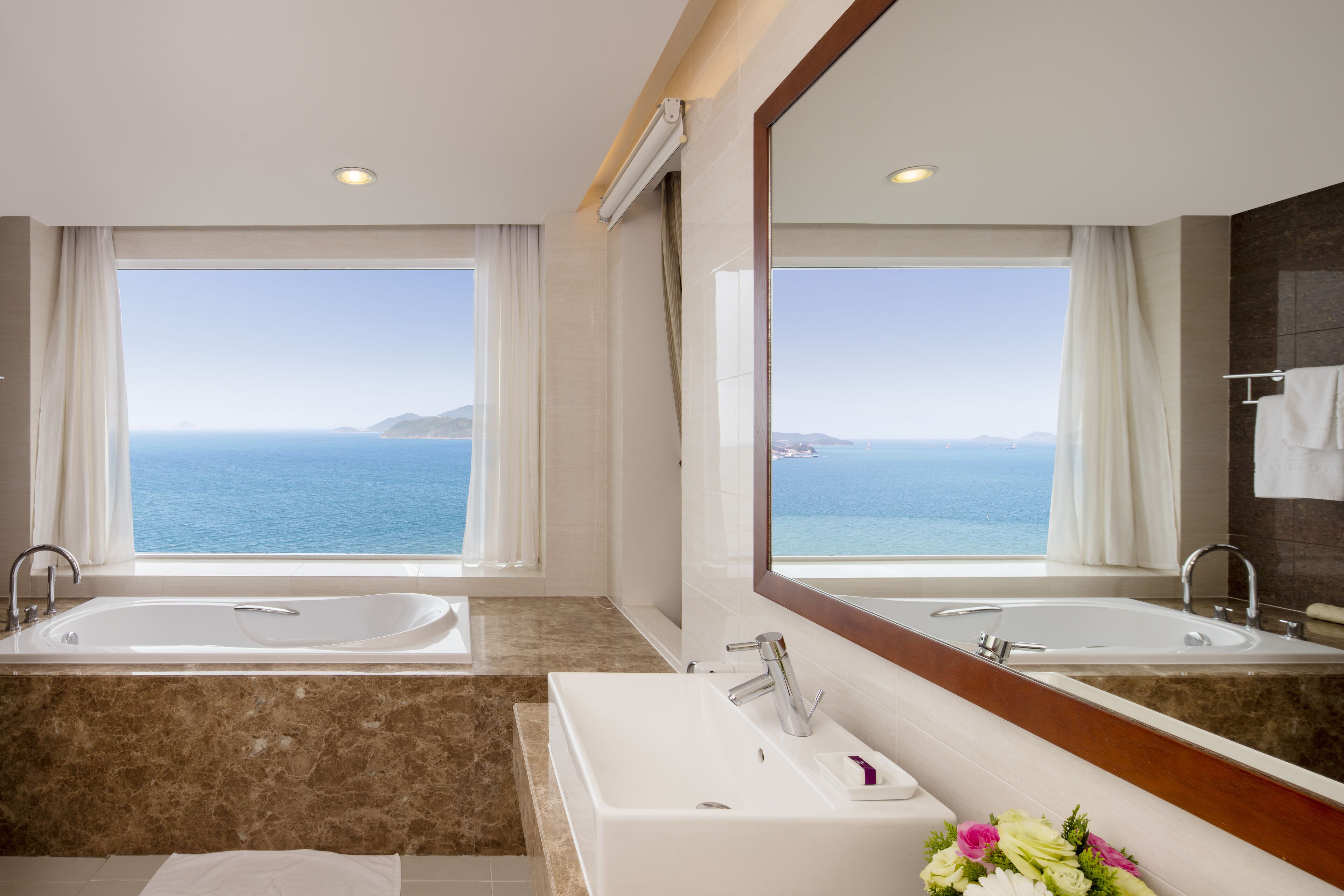 suite ocean view king | bathroom | shower, free toiletries, hair dryer, bathrobes