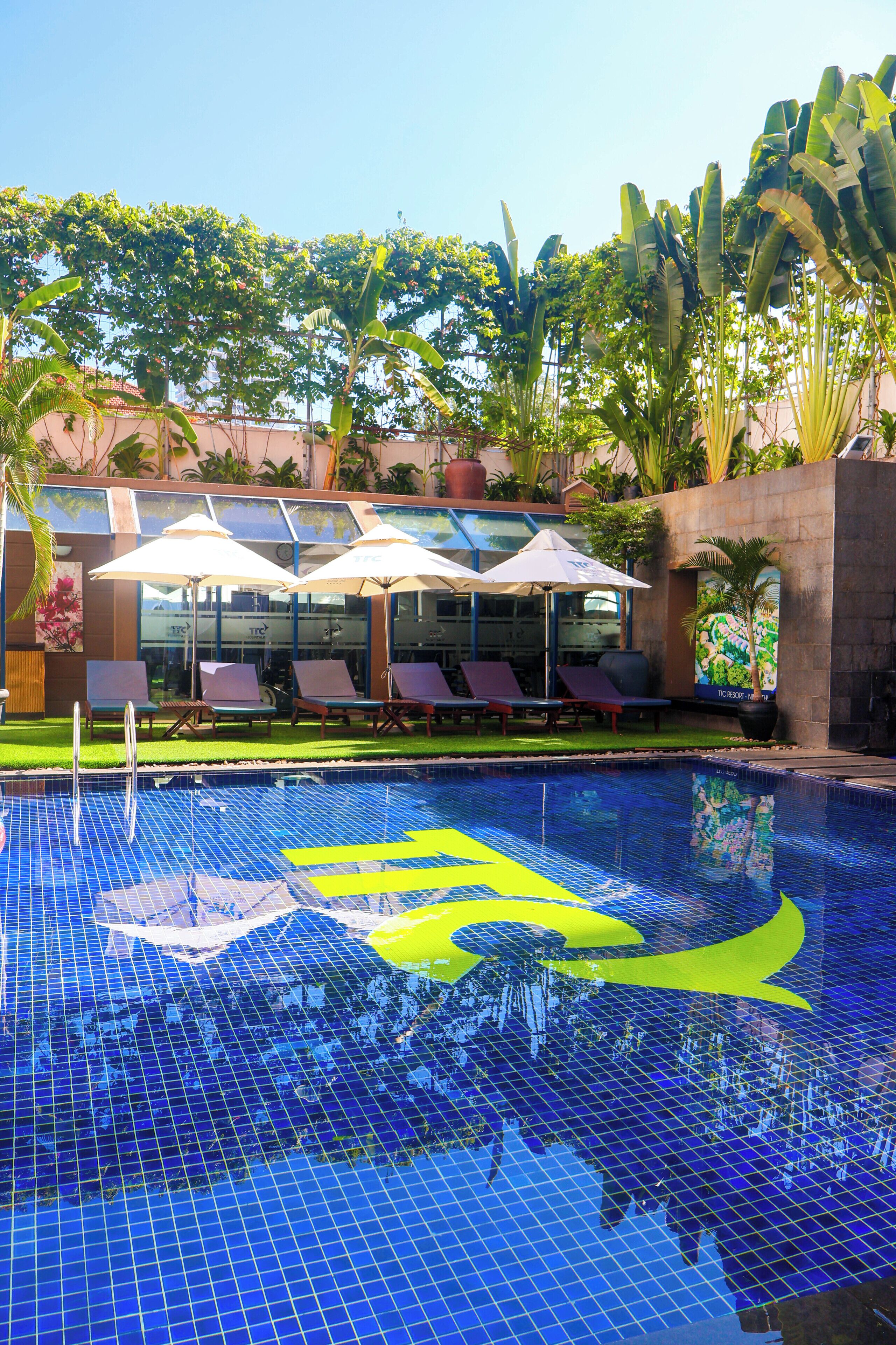 Utendørsbasseng, bassengparasoller og solsenger