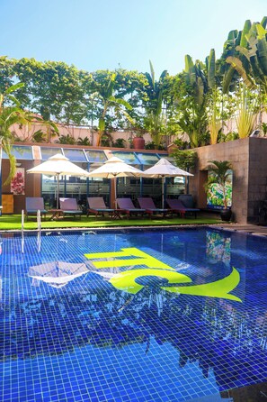 Piscine extérieure, parasols de plage, chaises longues