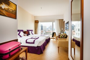 Kamar Double atau Twin Superior, pemandangan kota | Minibar, brankas, meja kerja, dan tirai kedap cahaya