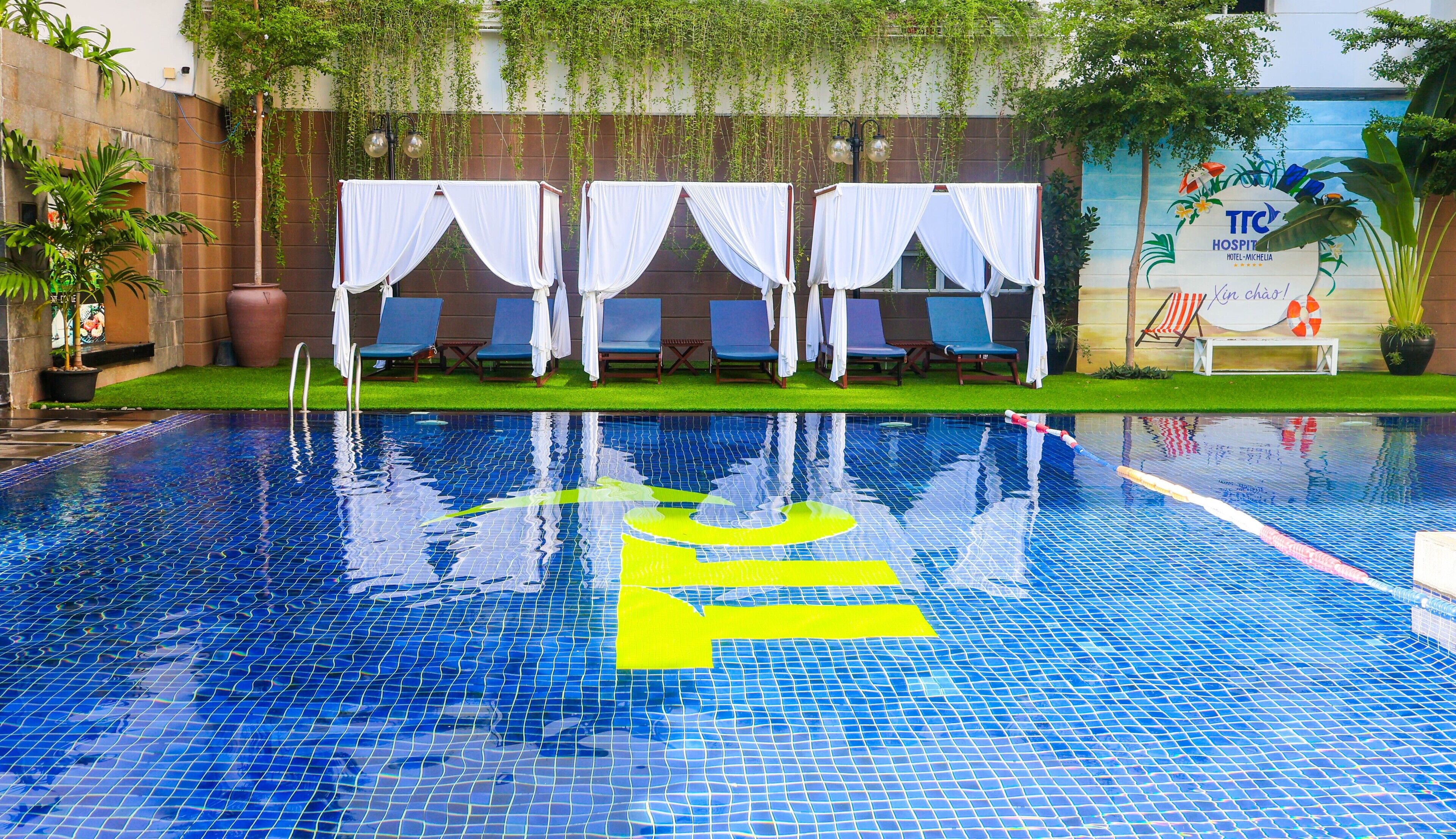 Außenpool, geöffnet von 07:00 Uhr bis 17:00 Uhr, Sonnenschirme