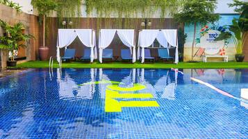 Außenpool, geöffnet von 07:00 Uhr bis 17:00 Uhr, Sonnenschirme